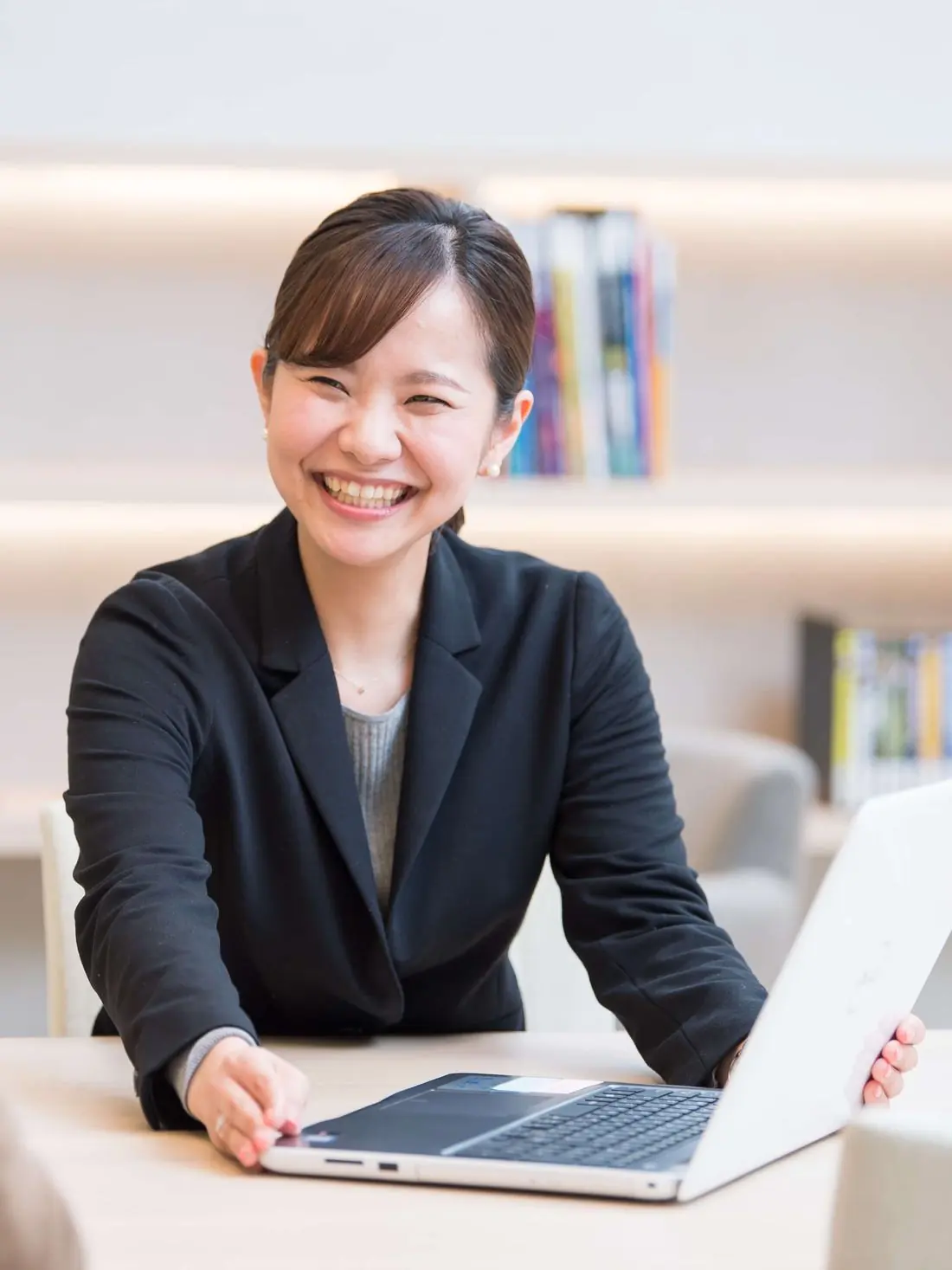 受講生一人ひとりに合わせた学習プランを提案するコンサルタント