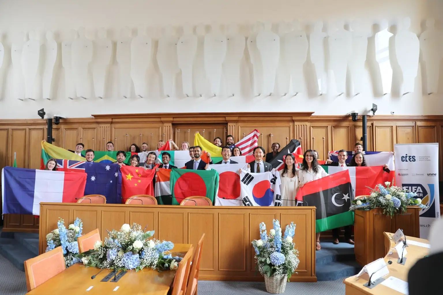 卒業式にて、各自が出身国の国旗を掲げて  