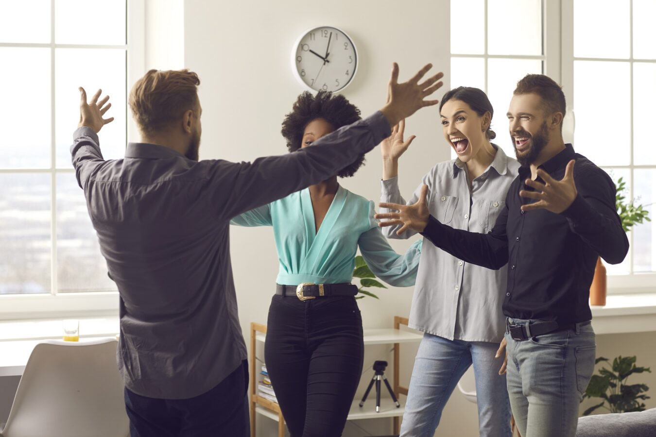 久しぶり」って英語で何と言う?Long time no seeだけじゃない!適切な表現を例文付きで紹介! | ENGLISH TIMES