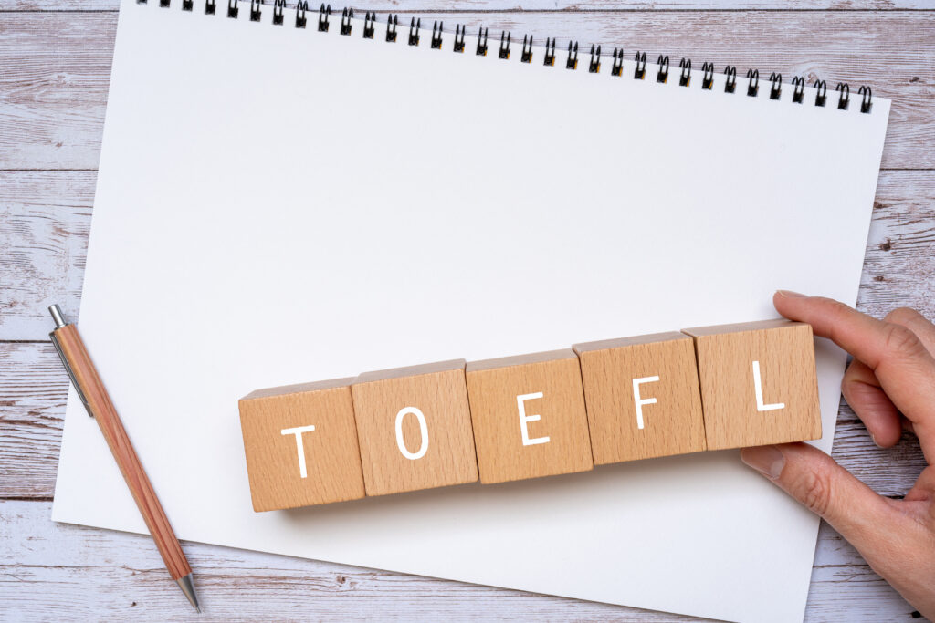 TOEFL90点のレベルは？必要勉強時間や勉強法、TOEICとの換算表まとめ