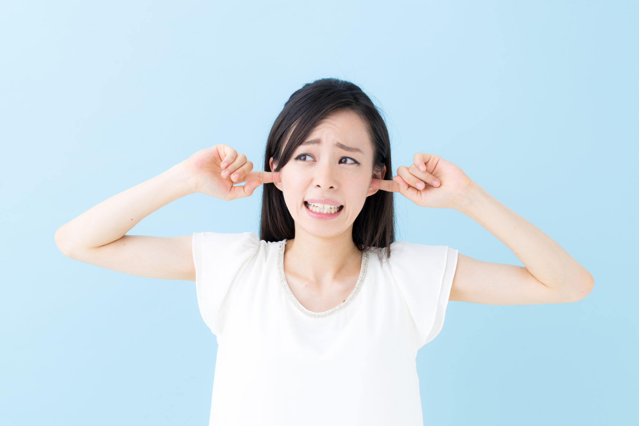 うるさいは英語で何と言う?隣の部屋がうるさい、お前うるさいなど例文付きで紹介 | ENGLISH TIMES