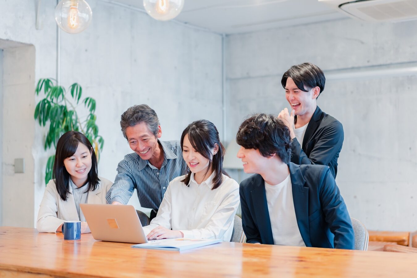 「仲間」は英語でなんて言う?日常会話からビジネスシーンまで適切な表現を紹介 | ENGLISH TIMES
