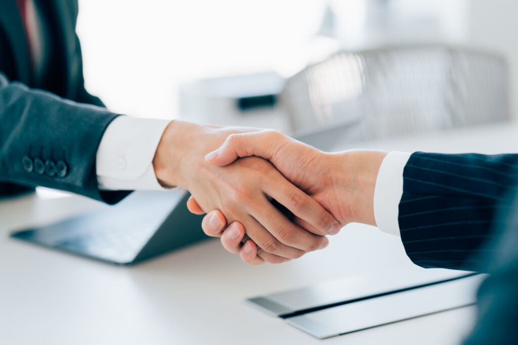 「業務委託」は英語で何と言う？社員・契約など類似表現とともに解説