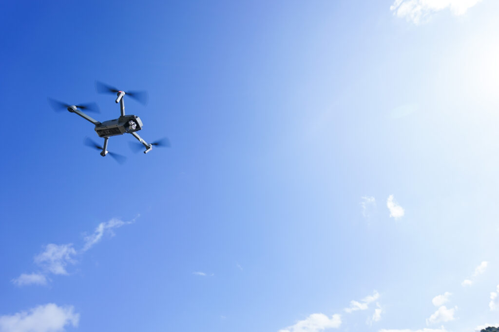 ドローンは英語で何て言う？UAVとの違いから操縦・撮影で使う頻出フレーズまで徹底解説