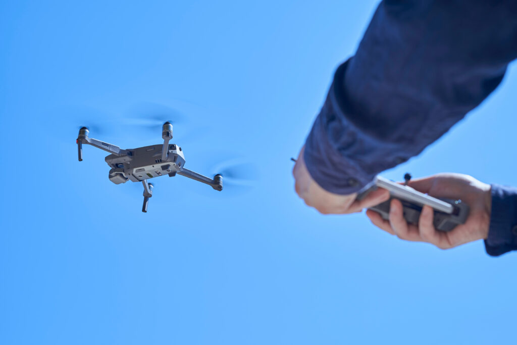 結論：「ドローン」は英語で "drone" または "UAV"